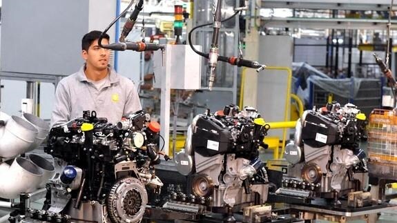 Un trabajador de la fábrica de Motores de Renault en Valladolid que en 2015 ha batido su récord histórico de fabricación con más de 1,5 millones de unidades fabricadas. 