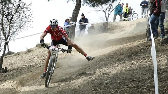 Un ciclista intenta no perder el equilibrio en pleno descenso en Las Contiendas. 