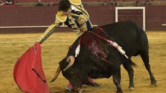 Víctor Barrio da un pase de muleta en la corrida de Valdemorillo.