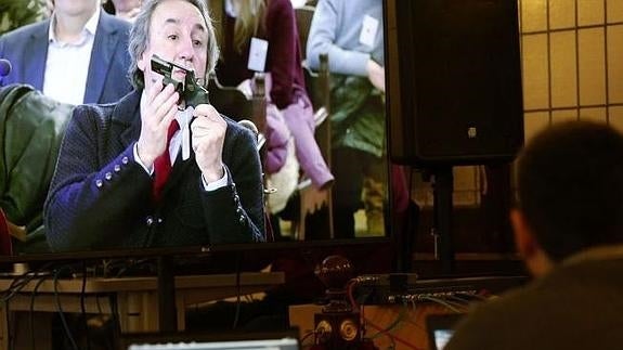 El perito muestra el arma con el que Montserrat mató a Isabel.