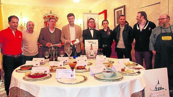 Representantes de algunos de los restaurantes participantes, junto al alcalde y los presidentes de la AIHS y de los cocineros de Segovia, presentan en el Ayuntamiento del Real Sitio de San Ildefonso el concurso de tapas con un muestrario de las degustaciones. 