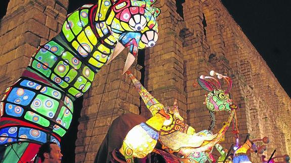 Los alebrijes de la compañía francesa Les Grandes Personnes hicieron escala ante el Acueducto. 