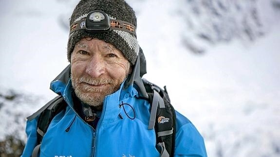 Carlos Soria, tras convertirse en el alpinista de más edad en subir al Kanchenjunga, en Nepal. 
