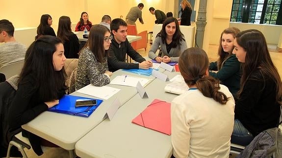 Varios de los jóvenes participantes en el encuentro de la Cámara de Segovia.
