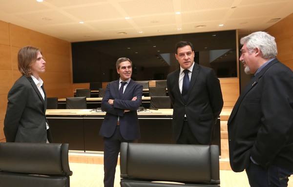 Pablo Fernández (Podemos), los procuradores del PP, Juan José Sanz Vitorio (2I), Raúl de la Hoz (2D), y José Ignacio Delgado (Ciudadanos), antes de la reunión de la Comisión de Investigación sobre el procedimiento de adjudicación de parques eólicos de Castilla y León. 