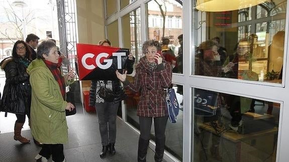 Menchu Calderón, a la derecha, a la entrada del registro de la Junta. 