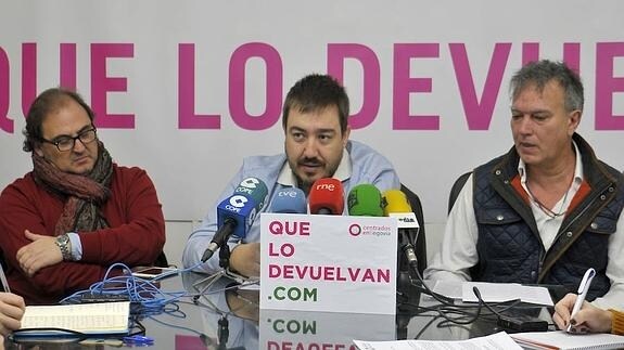 El tesorero de Centrados en Segovia, Cosme Aranguren; el presidente, Juan Ángel Ruiz; y el vicepresidente de la misma,José Luis Santos, presentan la asociación.