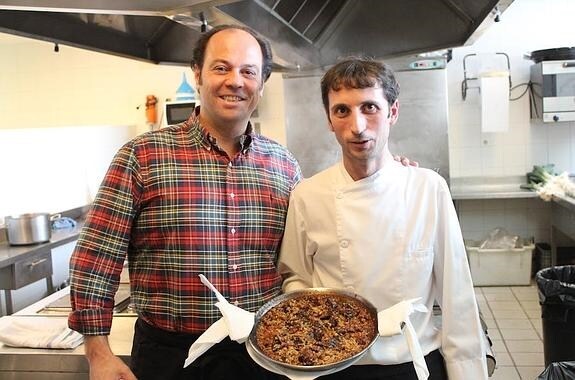 César y Josito, del restaurante Patio, posan con el plato.