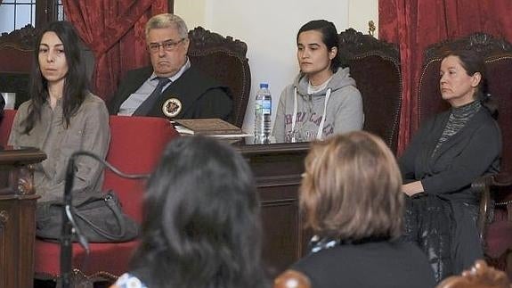 Las tres acusadas, durante el juicio.