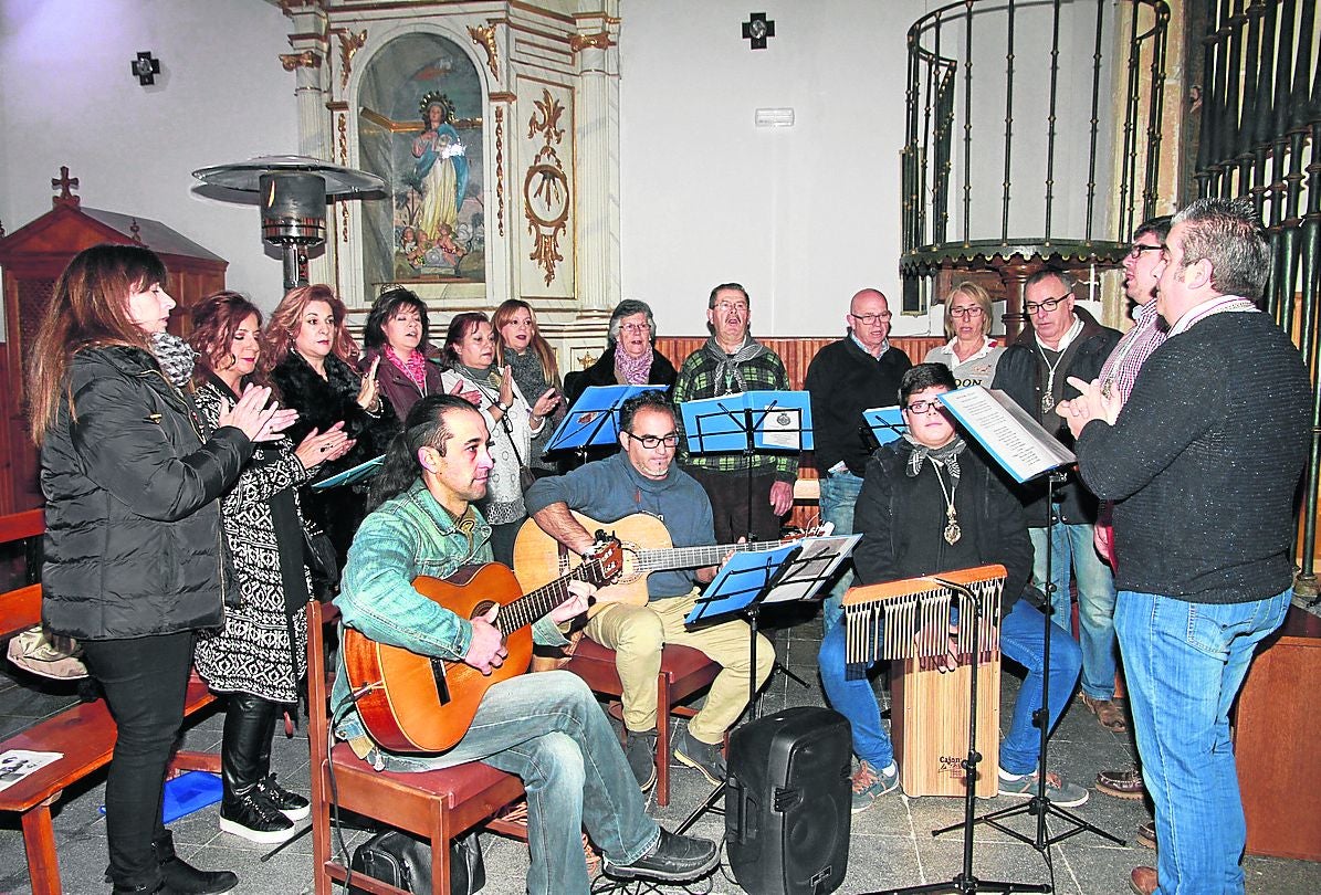 El coro de la Hermandad de la Virgen del Rocío interpreta uno de los cánticos. 