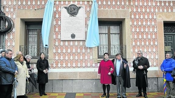 En el centro, entre la placa, Julia González-Herrero (izqda.), Clara Luquero, Antonio Horcajo y Joaquín González-Herrero. 