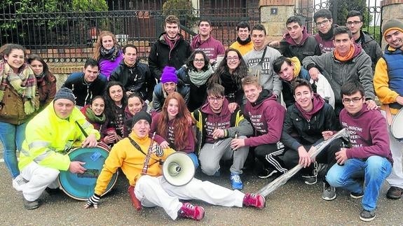 Los quintos de Cantiampalos, ayer, durante la celebración. 
