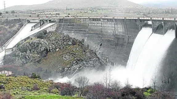 El Pontón Alto aliviaba abundante volumen de agua este domingo por la mañana. 