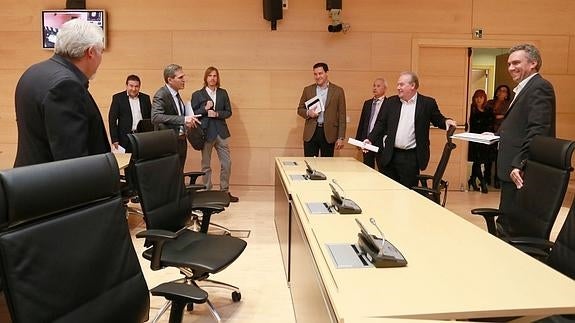 Integrantes de la comisión de investigación parlamentaria sobre las concesiones eólicas, el edificio de Arroyo de la Encomienda y los terrenos de Portillo.