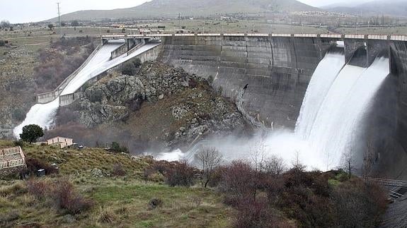 El embalse del Pontón Alto, en Segovia, ha comenzado a soltar agua. 