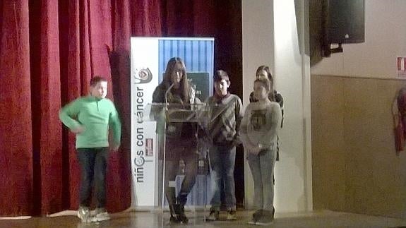 Niños de Pyfano leen el masifiesto. 