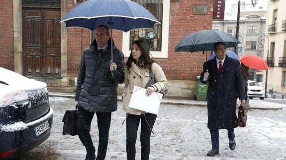 Raquel Gago llega a la Audiencia de León bajo la nieve.