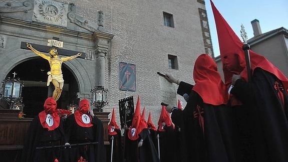 El Cristo de la Agonía recorre las calles en la procesion de La Caridad.