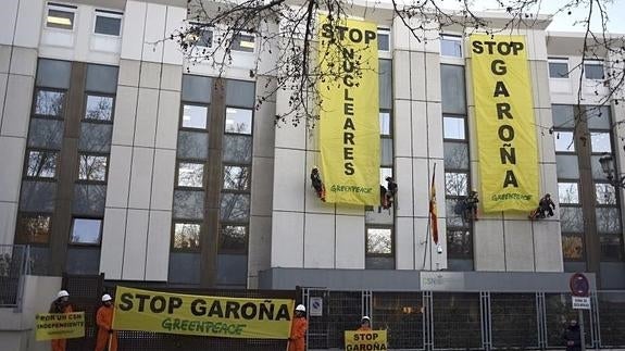 Fotografía facilitada por Greenpeace que ha desplegado esta mañana dos pancartas en la fachada del Consejo de Seguridad Nuclear (CSN) en Madrid contra la reapertura de la central nuclear de Santa María de Garoña (Burgos). 