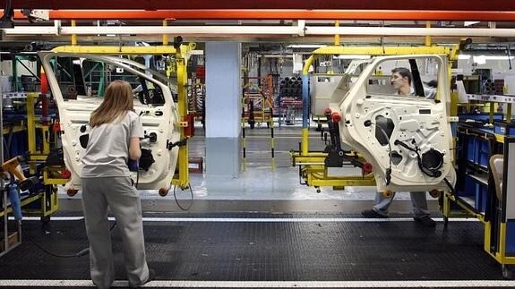 dOStrabajadores montan elementos de las puertas de un Renault Captur en la factoría de Montaje-Carrocerías de Valladolid.