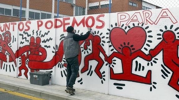 El grafitero Chisco diseña el mural.