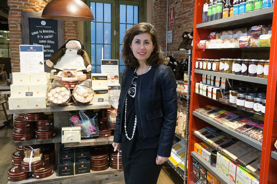 La directora de la empresa Santa Teresa Gourmet, Isabel López, en el establecimiento situado en el Mercado Grande de Avila. 