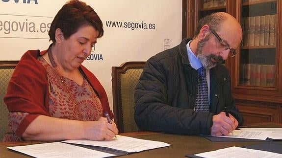 Clara Luquero y Miguel Hernández firman el convenio de colaboración.