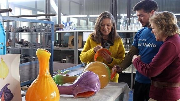 Ouka Leele, el maestro vidriero Diego Rodríguez y María Luisa Martínez, directora del MAVA, examinan los prototipos.