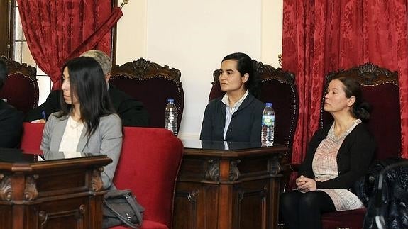 Raquel Gago, Triana Martínez y Montserrat González escuchan el veredicto del jurado.