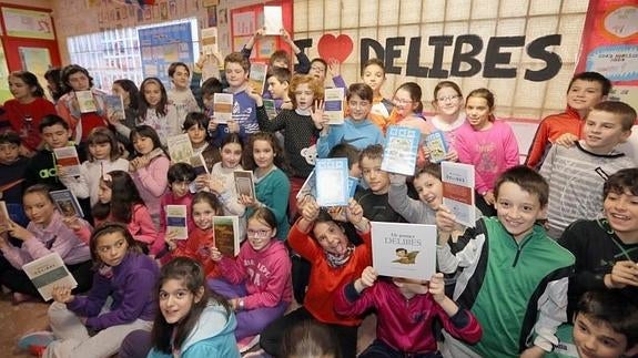 Alumnos de quinto de Primaria del colegio Miguel Delibes, con obras del escritor.