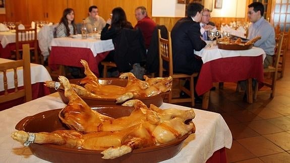 Raciones de cochinillo en el restaurante La Codorniz. Rosa Blanco