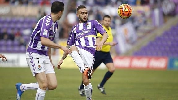 Roger, autor de los dos tantos del Real Valladolid, intenta controlar el balón. 