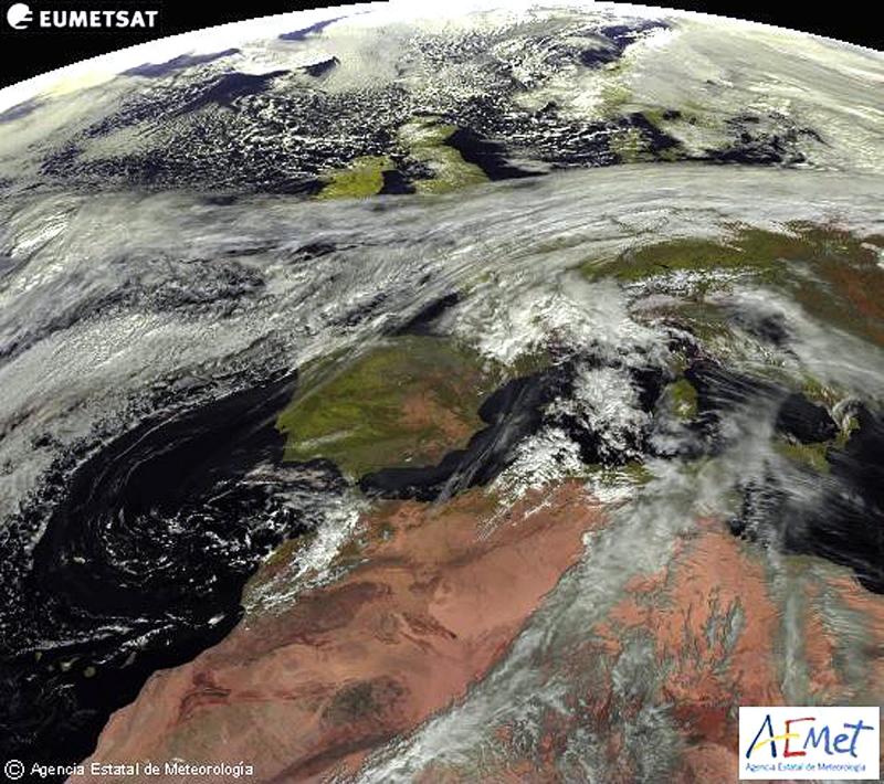 Imagen del Meteosat, que permite apreciar el frente que llega y la conexión directa entre el Sáhara y la península, que es lo que trae el polvo que flota en el aire. 