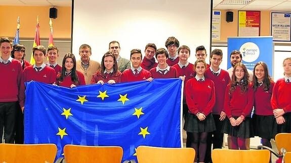 Estudiantes del Montessori acompañados del profesor Juan del Caño en su visita al centro Europe Direct de Salamanca. 