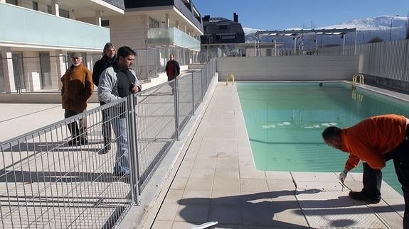 Vista de la piscina comunitaria de los edificios de viviendas de la Sociedad Segovia 21 en Palazuelos de Eresma. 