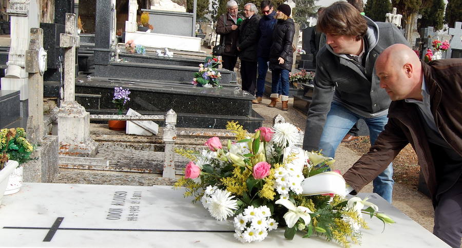 Ofrenda floral ante la tumba de Leonor, la esposa y musa de Machado.