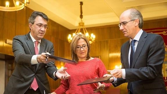 Mayte Martín entre Majo, presidente de la Diputación de León, y Javier Iglesias, de Salamanca