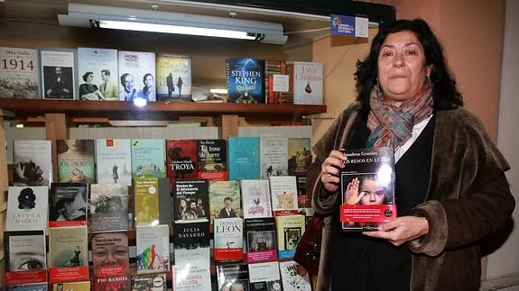 La escritora Almudena Grandes, ante el escaparate de la librería Ícaro de La Granja.