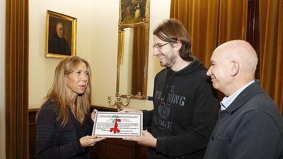José Carlos Sastre entrega la placa a Carmen Fernández, en presencia de Javier Villafruela. 