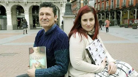 Edmundo Díaz Conde, junto a Jimina Sabadú, ganadora del Premio Ateneo Joven de Sevilla, en la Plaza Mayor de Valladolid. 