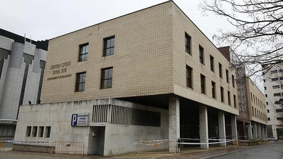Vallas y cinta policial rodean el edificio del centro cívico Zona Sur.