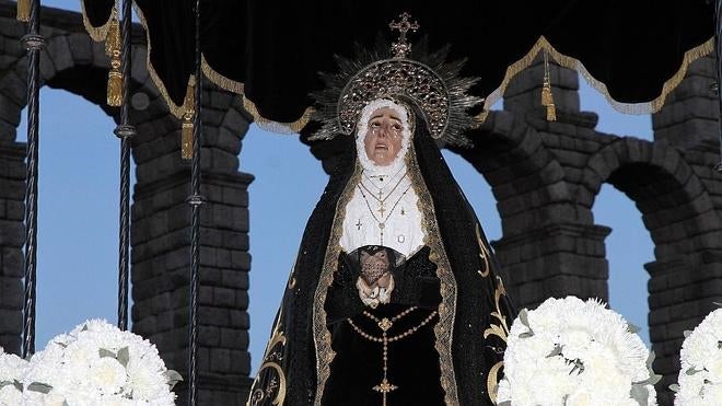 La Soledad Dolorosa, a su paso por la plaza del Azoguejo.