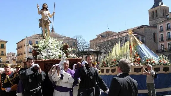 Los cargadores ponen dirección a la Catedral con la talla de Cristo Resucitado una vez realizado el Encuentro con la imagen de Nuestra Señora del Rocío en la Plaza Mayor.