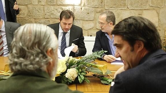Óscar Puente, alcalde; y el concejal Manuel Saravia, al fondo, en la reunión de la Sociedad Valladolid Alta Velocidad del pasado 16 de febrero. En primer plano, Julio Gómez Pomar y Juan Carlos Suárez-Quiñones.
