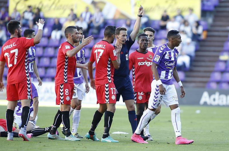 Pizarro Gómez muestra una tarjeta amarilla a Mojica en el encuentro frente al Nàstic jugado el pasado mes de septiembre en Zorrilla, que concluyó con un empate sin goles..