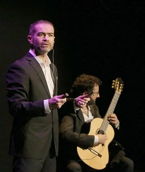 Miguel Velayos, con Alberto Blanco a la guitarra. 