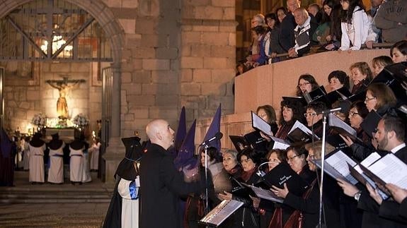 La Coral Amicus Meus interpreta el canto del Miserere junto a la capilla del Humilladero.
