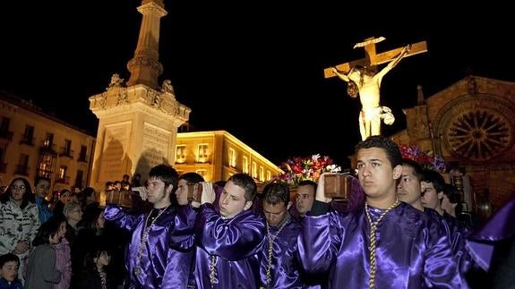 rocesión de la iglesia de San Pedro de Ávila con la talla del Cristo de los Estudiantes.