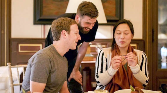Piqué con Zuckerberg y su esposa.
