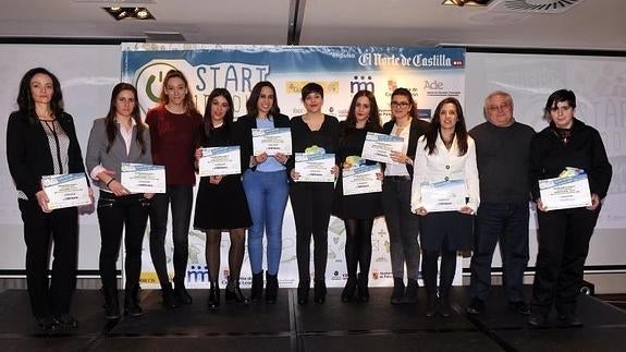 Foto de los tres equipos ganadores en la categoría de mayores de 18 años. Rosalina Cabria (tutora del IES Gregorio Fernández),Victoria Gómez y Águeda Fernández (primer premio); Alexandra Villarreal, Vanesa Bustio, Sara Hernández, Mireya García, Sara de Dios, Sara Álvarez, José Alberto León (tutor IESFerrari) y Lorena Pasalodos. 